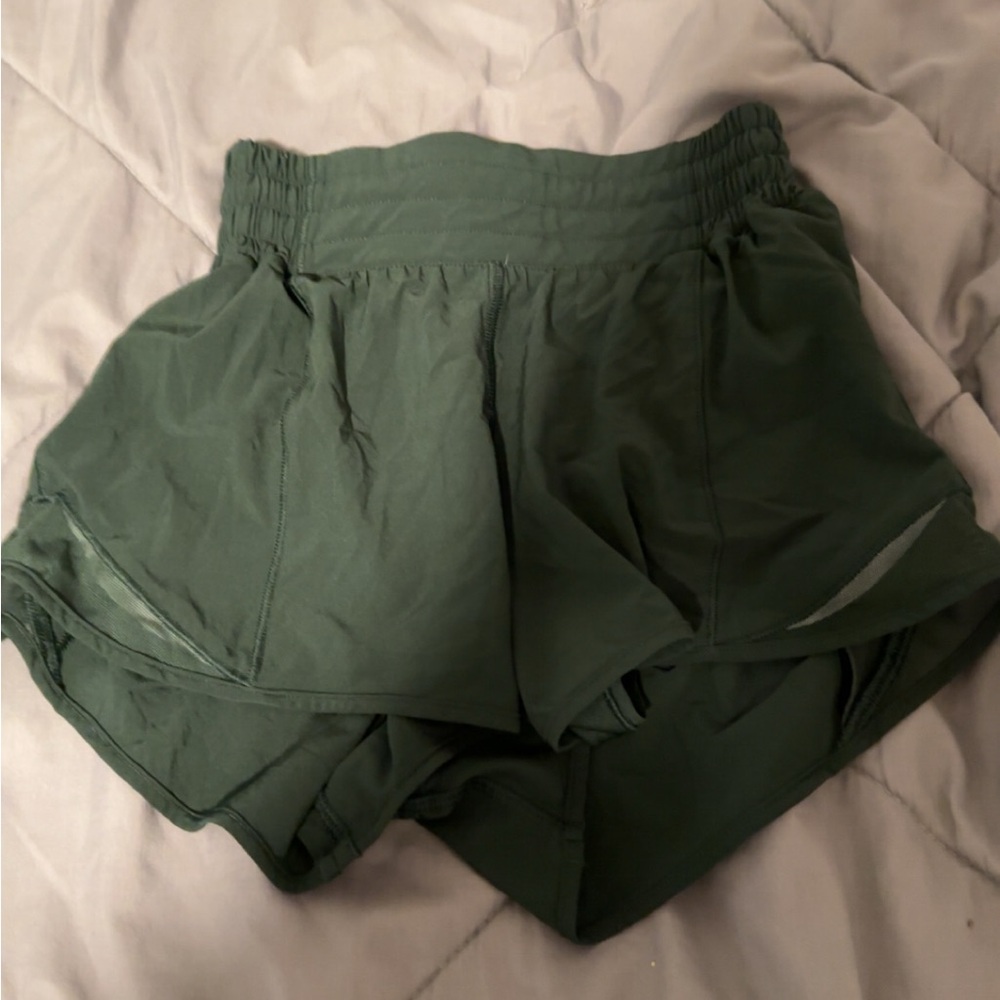 Lululemon forest green high rise 2.5 inch hottie hot shorts